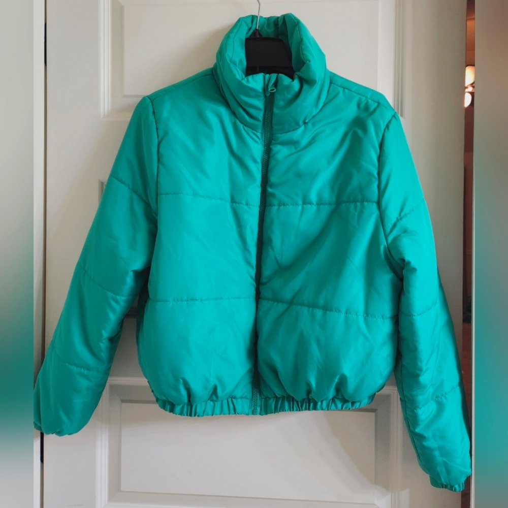 Lightweight Green Zip Puffer Coat waist length. Super comfortable worn 1x